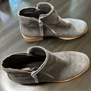 Dolce Vita Hixon Grey Suede Ankle Boots 7.5 Silver Zipper Detail Chunky Heel